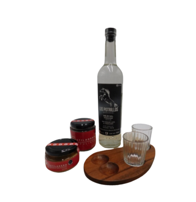 Regalo Clásico 3 - Botella + vasos + chapulines + sal + charola